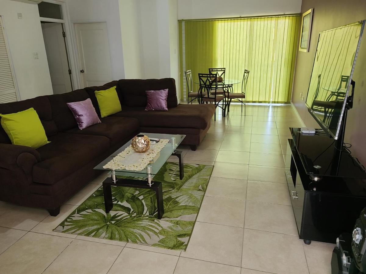 New Kingston Luxurious Secure Condo Extérieur photo