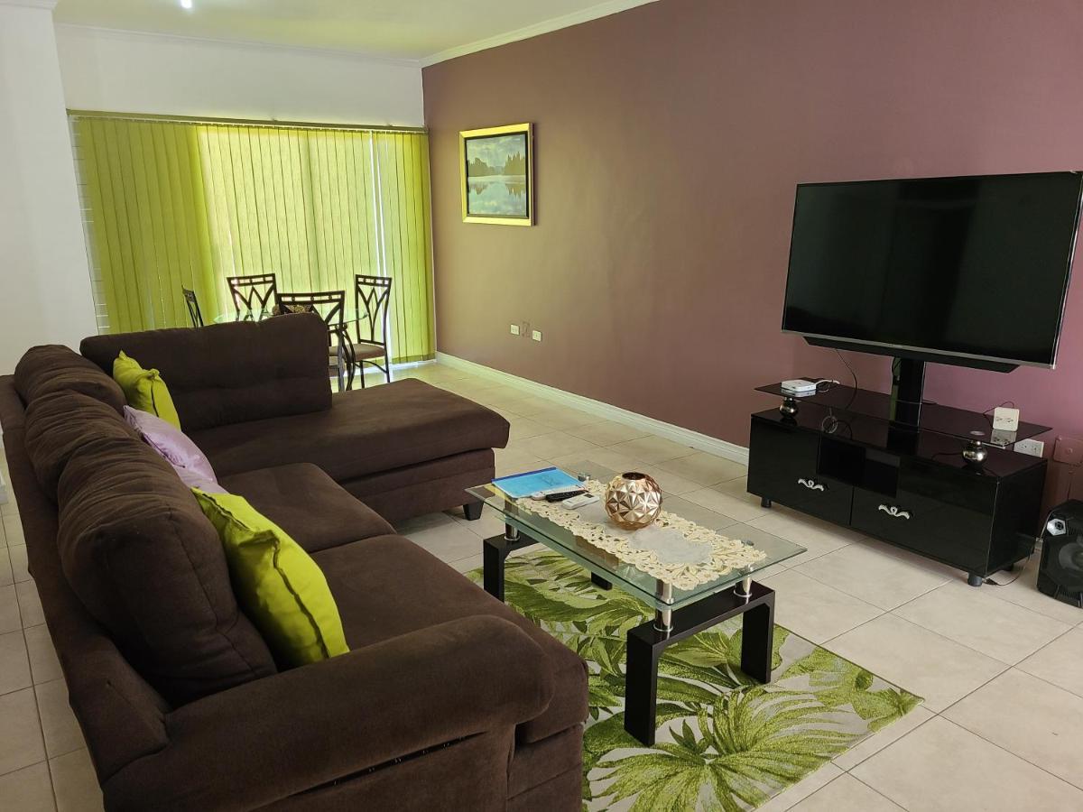 New Kingston Luxurious Secure Condo Extérieur photo