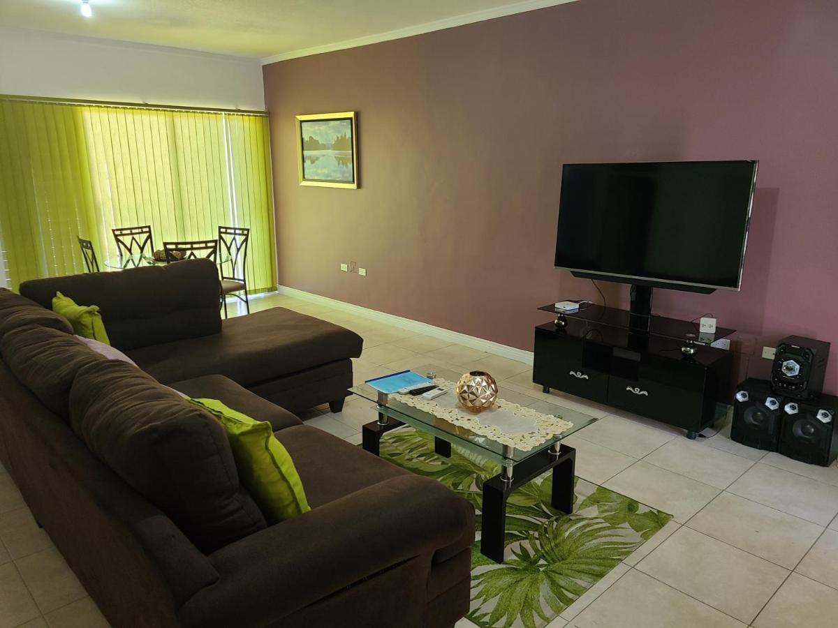 New Kingston Luxurious Secure Condo Extérieur photo