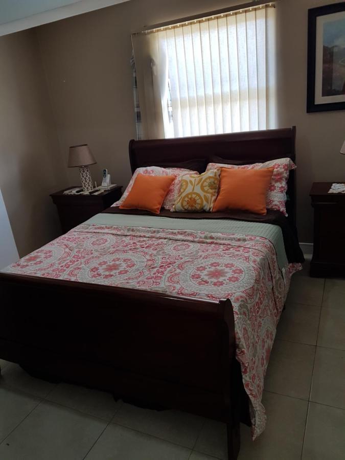 New Kingston Luxurious Secure Condo Extérieur photo
