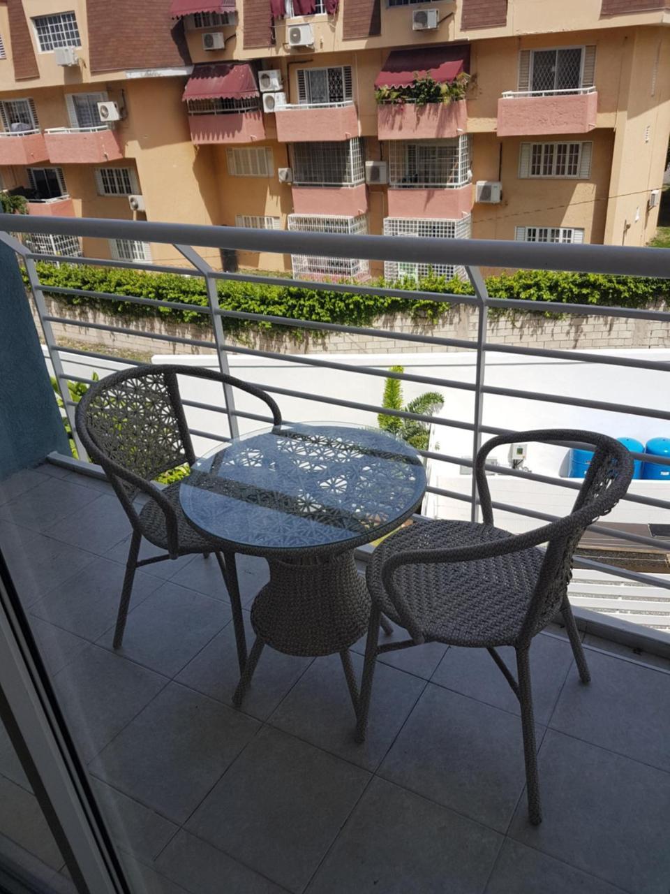 New Kingston Luxurious Secure Condo Extérieur photo