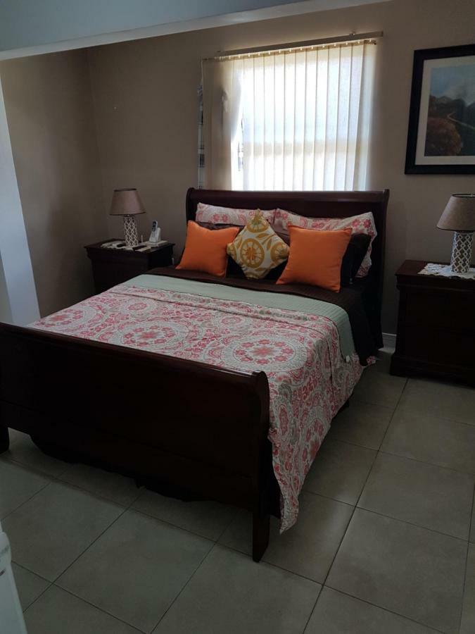 New Kingston Luxurious Secure Condo Extérieur photo